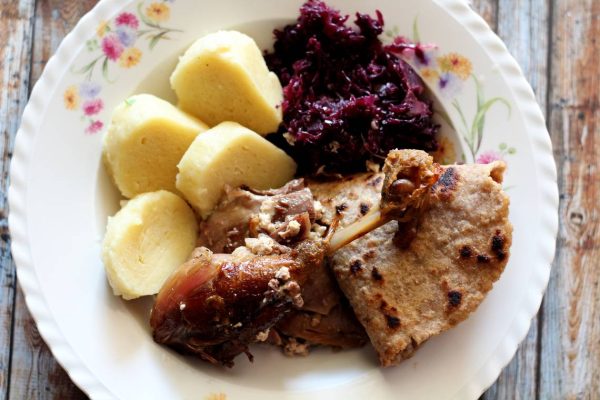 Kachna s lokši a bramborovým knedlíkem