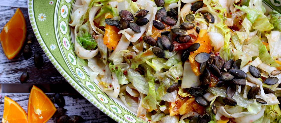 Čekankový salát s pomerančem a dýňovým semínkem